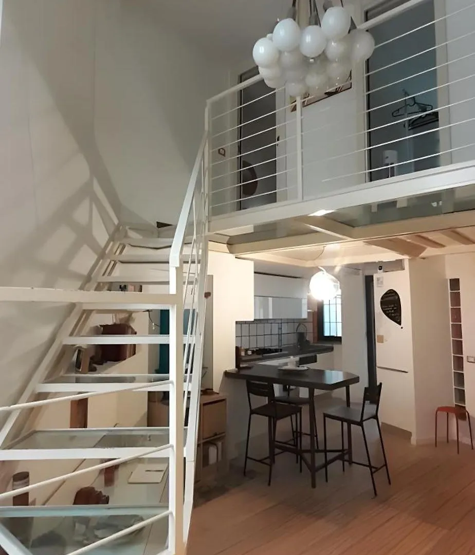 Appartamento La Casa Nel Cortile-Free Parking Milano 0*,  Italia