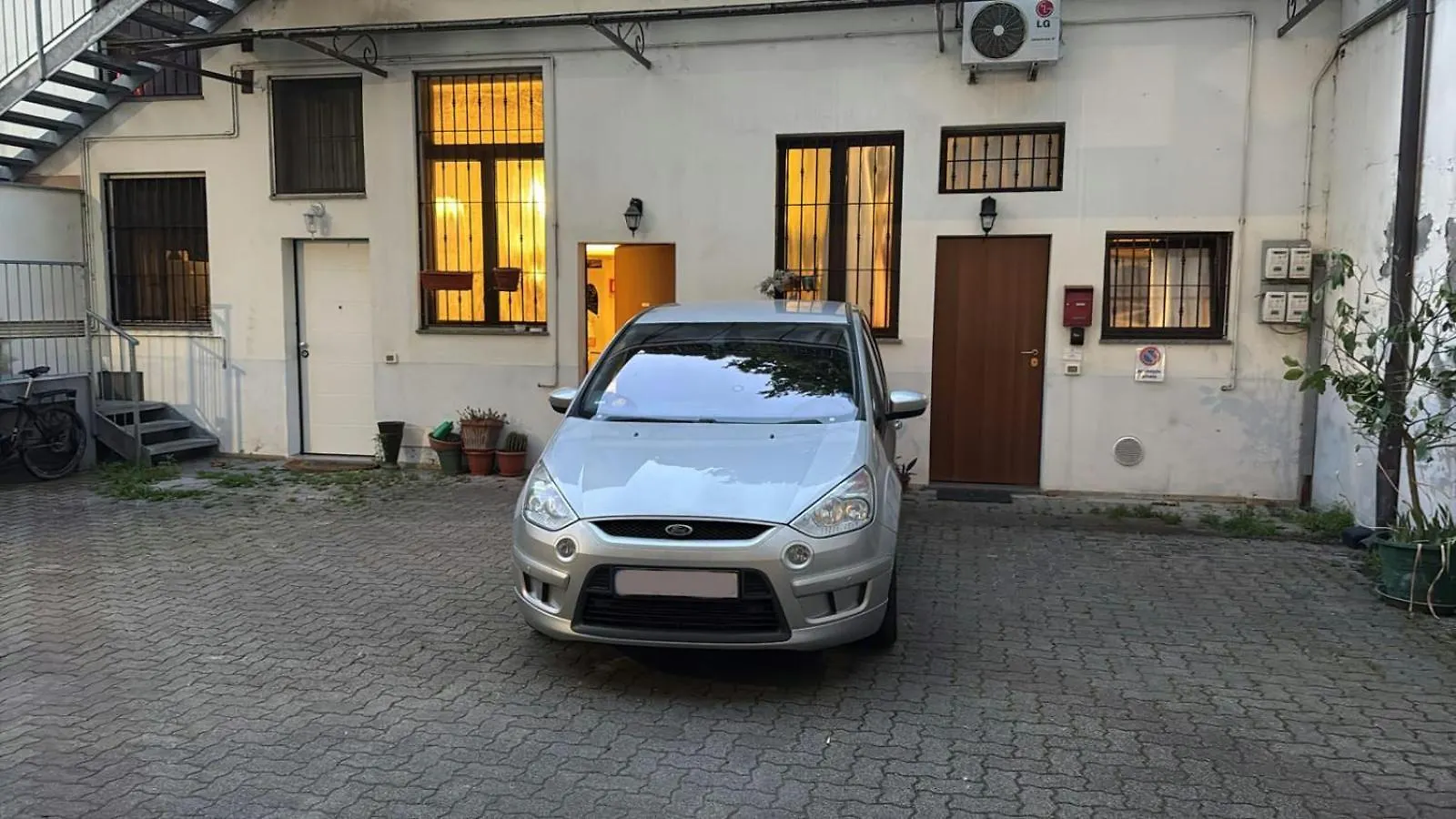 La Casa Nel Cortile-Free Parking Apartment Milan Italy